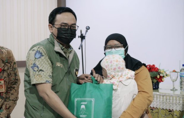 Foto : Bupati Pamekasan Bersama Anak Yang Sudah Selesai Dioperasi