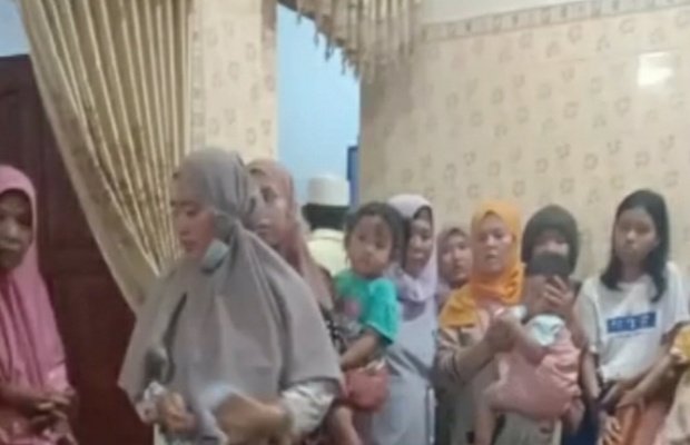 Foto: Suasana dirumah duka, sejumlah warga pelayat berkumpul 