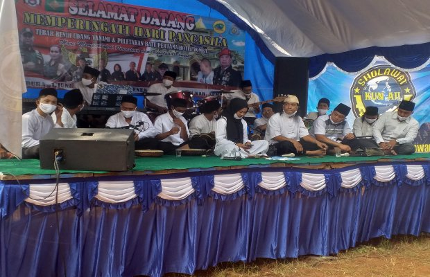 Foto: Kelompok Sholawat 'Kun Aji' saat tampil.diacara peletakan hotel domba di Desa Beluk kenek Ambunten