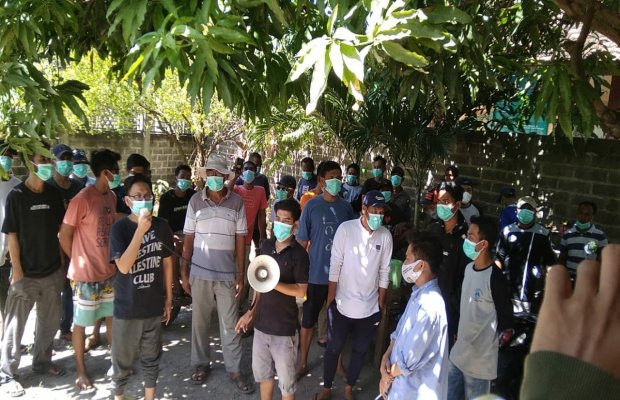 Foto: Sejumlah Warga Sapeken saat melakukan aksi demontrasi ke kantor BPD