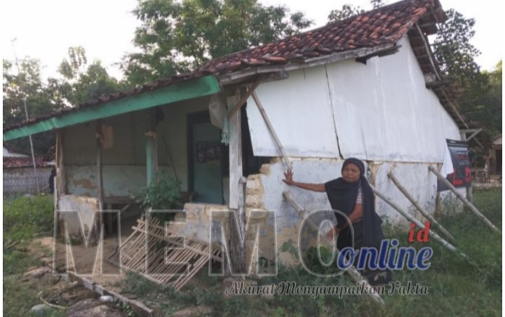 Foto : Sitti Rohemah Saat Tunjukkan Kondisi Rumah Yang Ia Tempati