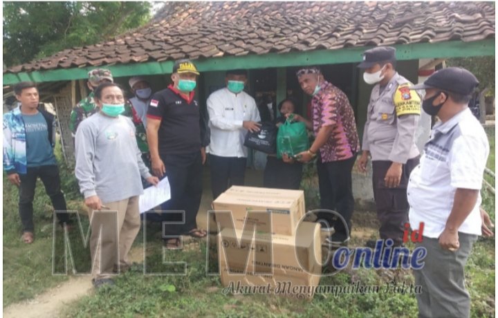 Foto : Kadinsos Pamekasan Saat Kunjungan dan Berikan Bantuan Ke Sitti Rohemah