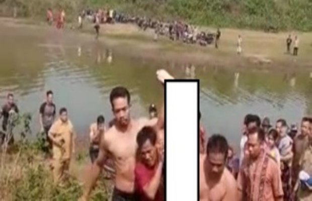 Foto : Korban saat mendapat pertolongan dari warga setempat