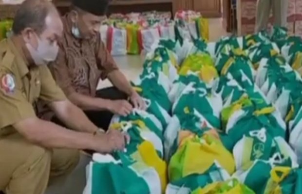 Foto : saat wakil bupati Bojonegoro, Budi Irawanto, melakukan Sidak Untuk meneliti isi bingkisan lebaran.