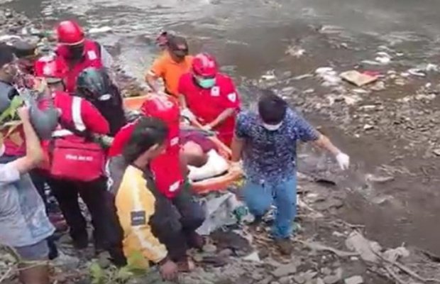 Foto : Petugas SAR gabungan mengevakuasi perempuan yang jatuh dari jembatan setinggi 25 meter di Mergosono