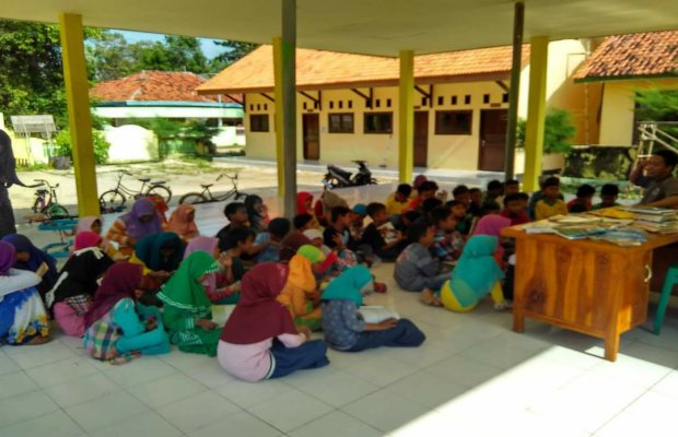 Foto: Kegiatan Workshop Kepenulisan Rumah Baca Tongghel Ate di Pendopo Kecamatan Giligenting