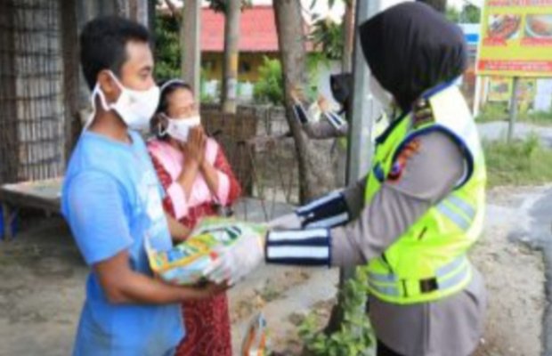 Foto : Srikandi Polda Jatim saat bagikan masker dan sembako