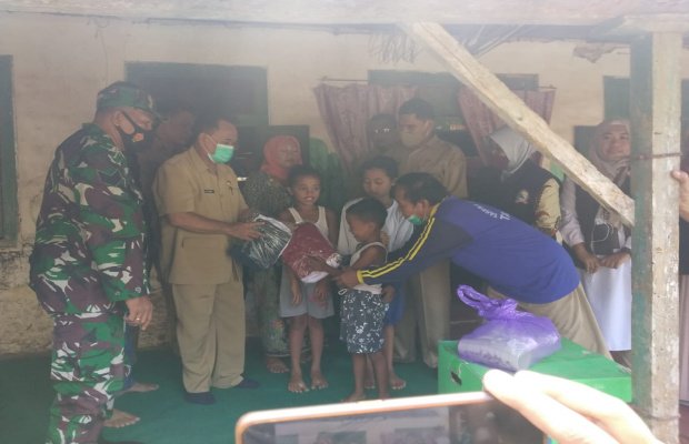 Foto: Kadinsos Pamekasan Saat Serahkan Tas dan Seragam Sekolah Pada 3 Anak Kiptiyah