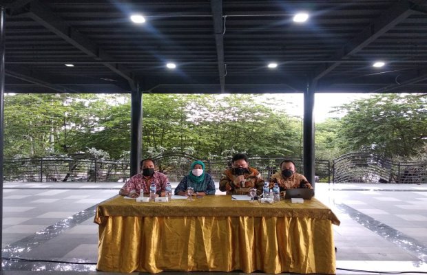 Foto: pihak Sekolah bersama kuasa hukum Sekolah SPI Kota Batu saat menggelar konferensi pers.