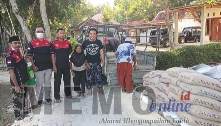 Foto : Perwakilan Komunitas Feroza Pulau Madura Saat Turunkan Semen Bantuannya