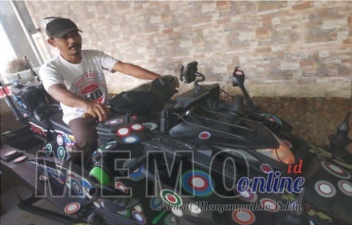 Foto : Muhtar Hidayatullah Menunjukkan Jetsky Buatannya.