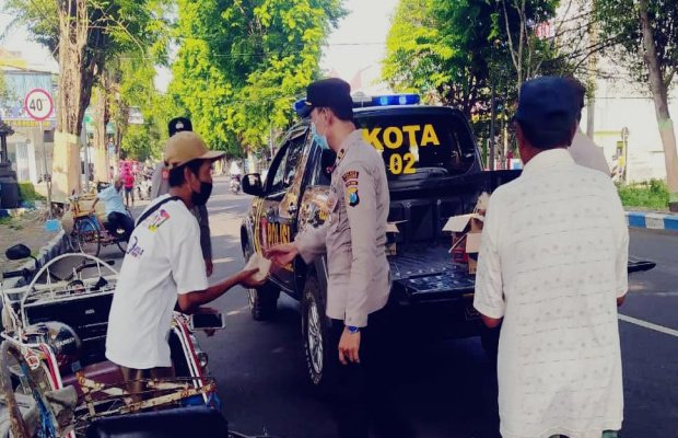 Foto : Kegiatan disambut baik oleh masyarakat yang menerima.