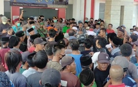  Foto : Ratusan warga lurug RSD Kalisat, minta pulang paksa jenazah kepala dusun, Desa Suren, Kecamatan Ledokombo.