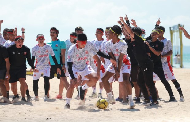Foto: Outbound MU di Pantai Sembilan Sumenep