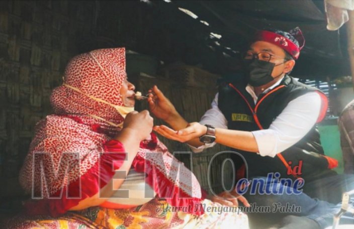 Foto : Bupati Pamekasan Saat Menyuapi Salah Satu Lansia