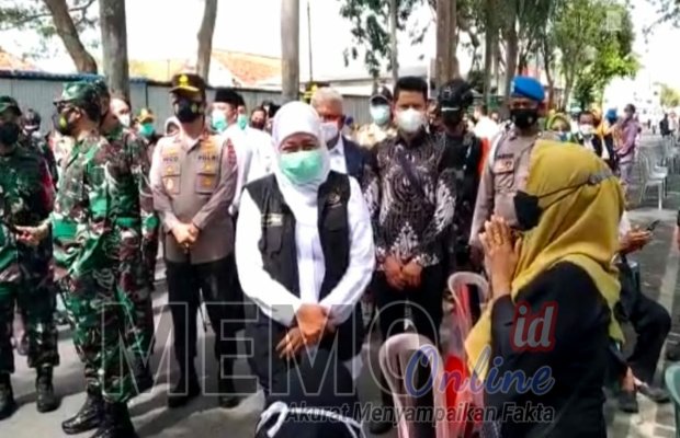 Foto : Gubernur Jatim Khofifah Indar parawansa saat meninjau langsung vaksinasi di sekitar lapangan Wijaya Kusuma Sampang