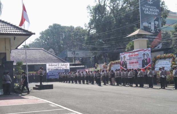 Foto: Kapolresta Malang Kota AKBP Budi Hermanto, saat memimpin upacara farewell diikuti para PJU, anggota dan PNS Polresta Malang Kota.