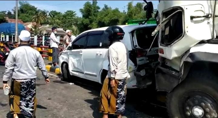 Foto : Tronton menabrak kendaraan di depannya.