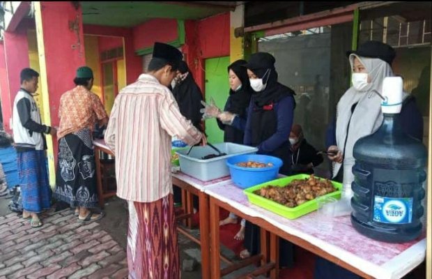  Foto : Komunitas Menatap Indonesia (KMJ) di lokasi Warung Gratis.