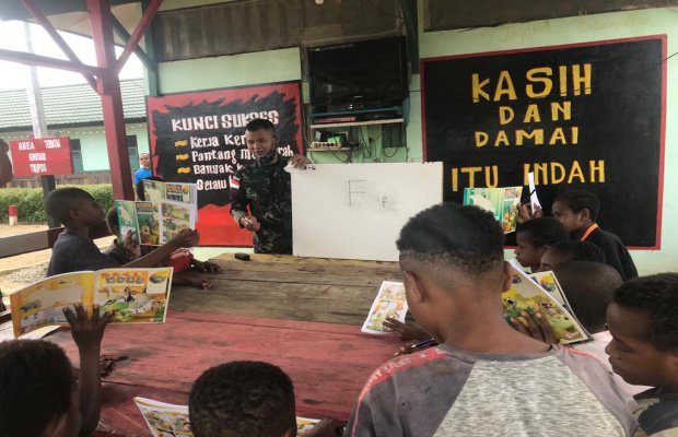 Foto: Anak kampung Yabanda sedang belajar