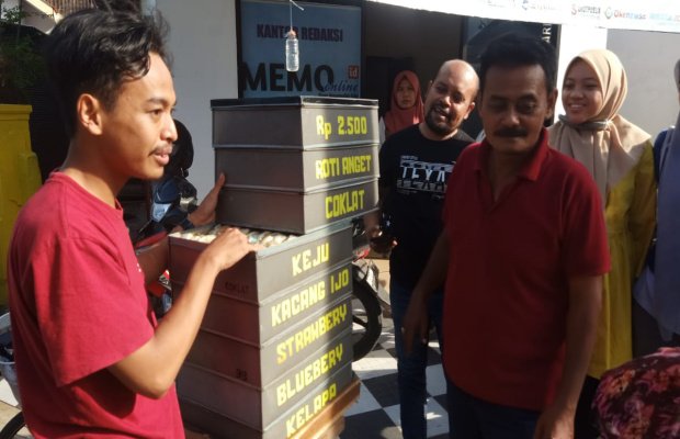 Foto: Ridho si penjual roti hangat
