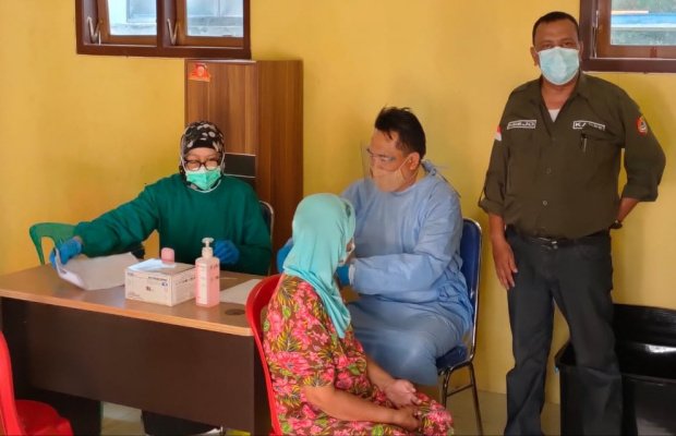 Foto : Warga berbondong-bondong menunggu antrean suntik vaksin di Desa Pakusari.