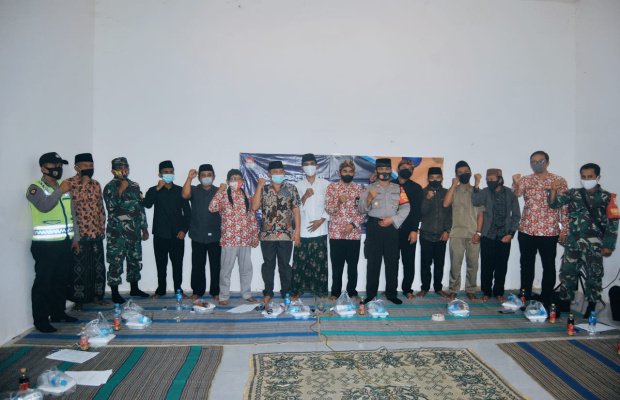 Foto : Calon Kepala Desa, Camat Pasongsongan M.Farid bersama jajarannya, Kapolsek AKP Suwardi bersama anggotanya, Danramil, Tokoh Masyarakat, Tokoh Agama, serta relawan para calon kades