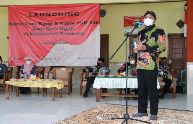 Foto: Bupati dan Wakil Bupati Sumenep saat Launching Kartu Guru Ngaji di Kec. Pragaan