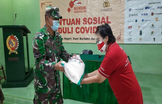 Foto: Ketua Inti Cabang Pamekasan Serahkan Bansos Secara Simbolis Ke Kasdim 0826 Pamekasan
