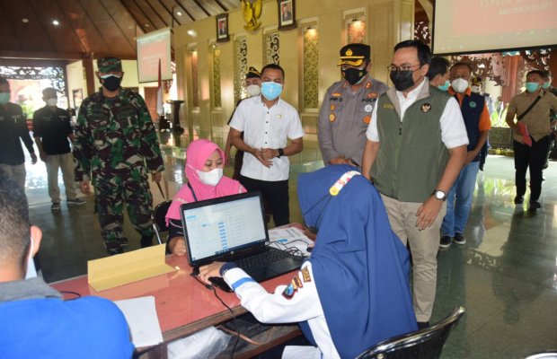 Foto : Bupati Pamekasan Didampingi Dandim 0826 dan Kapolres Pamekasan Pantau Vaksinasi Covid - 19