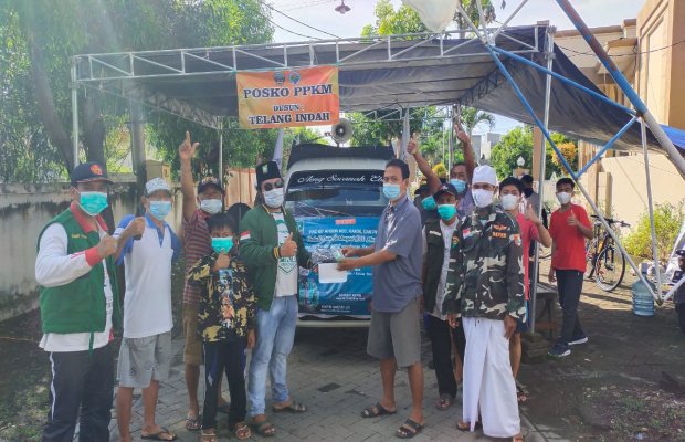  Foto : Wakil ketua DPRD, Hotib Marzuki bersama PAC GP Ansor Kamal saat membagikan masker