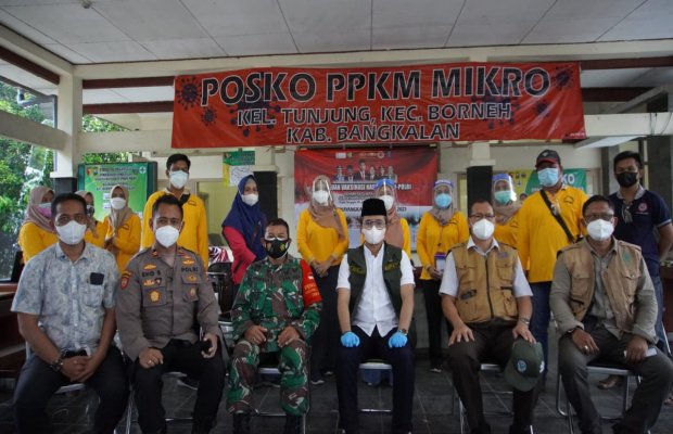  Foto : Bupati Bangkalan, R Abdul Latif Amin Imron saat meninjau posko PPKM Mikro