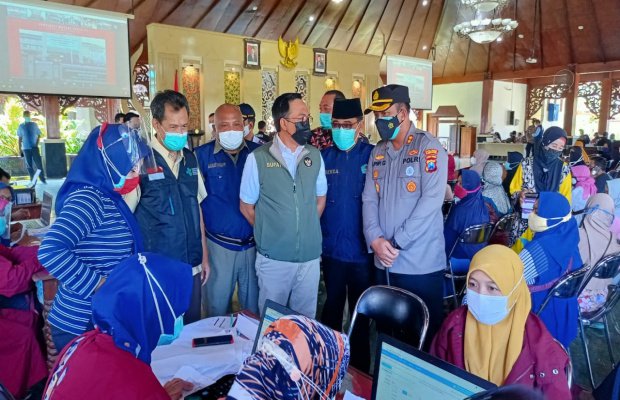 Foto: Kapolres Pamekasan Bersama Bupati Pantau Pelaksanaan Vaksin di Pendopo