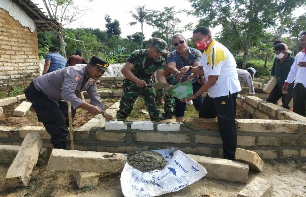 Foto: Camat, Kapolsek, Danramil Pakong dan Kades Bandungan Saat Turun Langsung Proses Rehab Rumah Kiptiyah