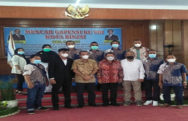 Foto: Pj. Sekda Binjai Irwansyah Nasution (ketiga dari kiri) seusai musyawarah Gapensi kota Binjai berfoto dengan Ketua Gapensi Surya Darma Sitepu (kedua dari kiri) (wandi)
