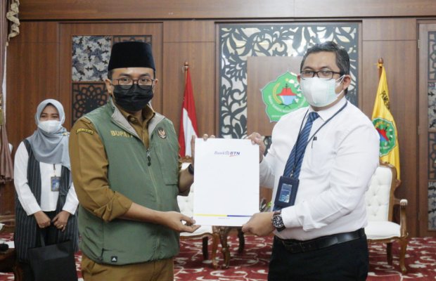  Foto : Bupati Pamekasan Saat Serah Terima Secara Simbolis Dengan Kepala Bank BTN Madura