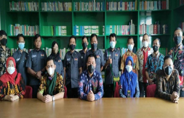 Foto : Kepala Pengadilan Negeri Bangkalan, Maskur Hidayat saat berada didalam perpustakaan