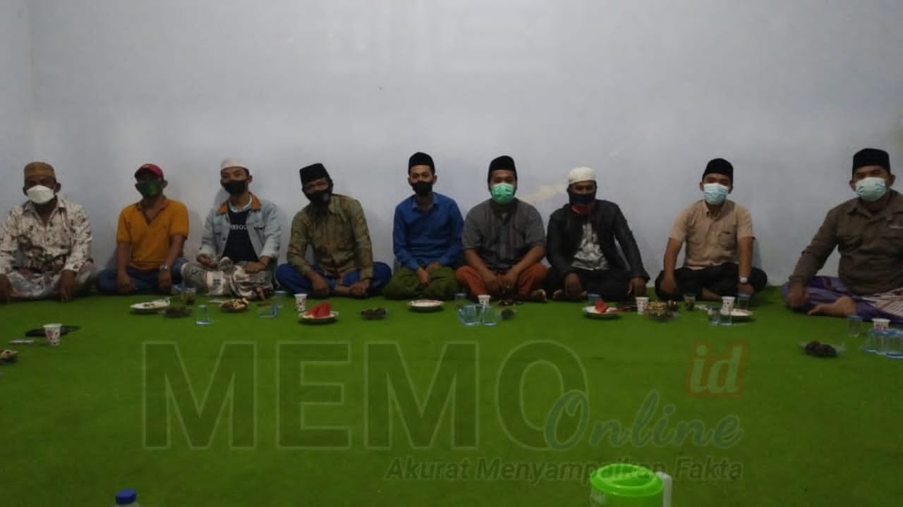 Foto :  Warga dan tokoh di Sampang sedang koordinasi terkait Pilkades