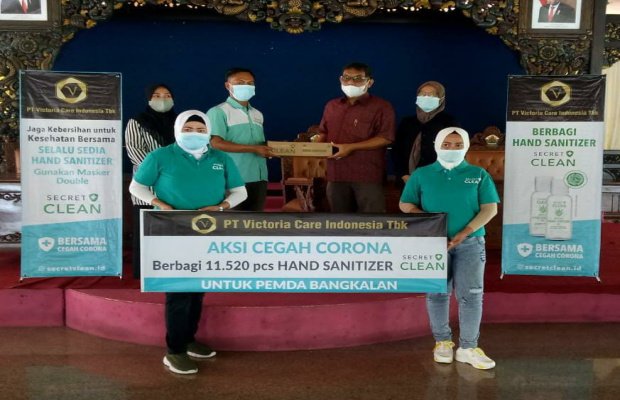 Foto :  PT Victoria Care Indonesia Tbk saat memberikan bantuan handsanitizer untuk Pemkab Bangkalan