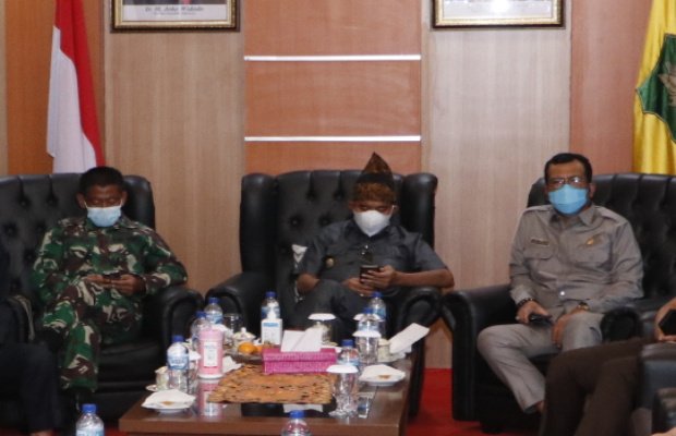 Foto: Bupati Fauzi (tengah) saat menggelar rapat penundaan pilkades serentak 2021