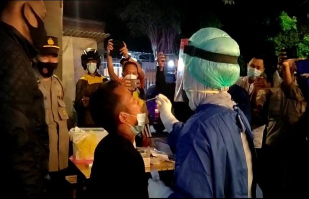 Foto: Salah satu pengunjung cafe di swab antigen