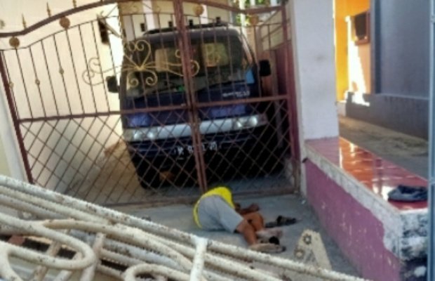 Foto: Korban sebelum dievakuasi dari dekat becaknya