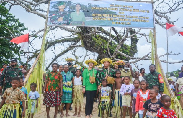 Foto: Danrem bersama masyarakat Papua