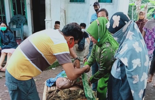 Foto : Korban ditemukan Mengambang Di Sungai Kali Tanggul