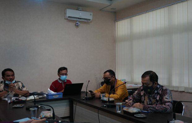 Foto: Bea cukai Madura saat konferensi press pemusnahan barang milik negara berupa rokok ilegal