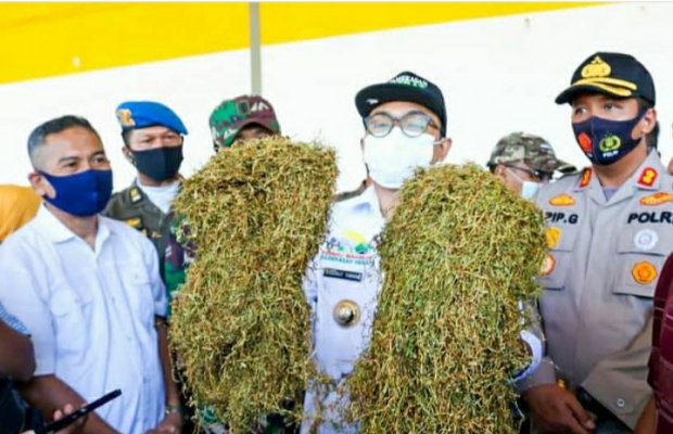 Foto: Bupati Pamekasan H. Baddrut Tamam saat melakukan sidak ke gedung pembelian tembakau beberapa waktu lalu.
