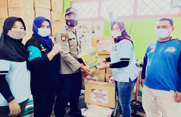 Foto : Pemberian secara simbolis oleh Kapolres Lumajang