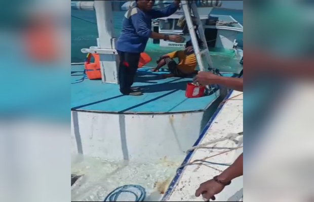 Foto : Petugas yang ada di Pelabuhan Bringsang saat melakukan evakuasi penumpang, ABK dan Nahkoda  