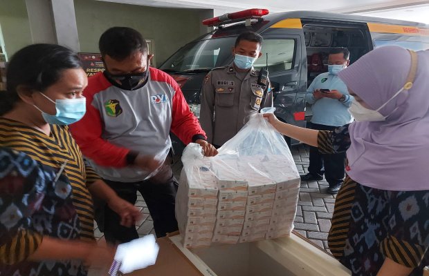 Foto : Pengamanan pendistribusian Vaksin Covid-19 ke wilayah hukum Polres Lumajang