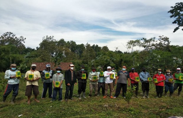 Foto: Volunteer LBH Malang, Rohmat Basuki, SH tengah foto bersama para petani sebelum menanam bibit alpukat.